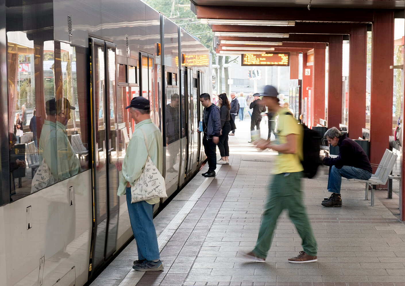 Fahrgäste steigen am Heumarkt in die Stadtbahn auf der Ost-West-Achse Köln ein.